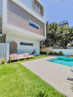 Brand New Large Luxury Villa, Surfers Paradise